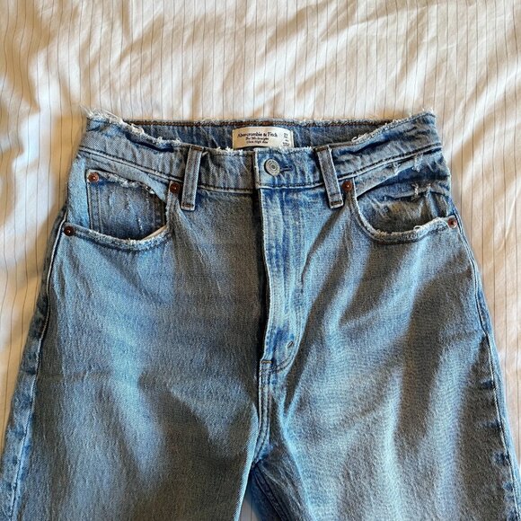 Abercrombie & Fitch Ultra High Rise 90s Straight Jean in Light with Vent Hem - Picture 3 of 6